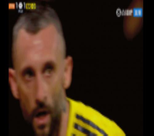 勝利反超！菲利克斯遠(yuǎn)射中柱，皮球彈到費(fèi)哈門將身上折射入網(wǎng)