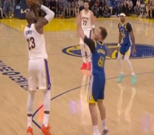 還有半節(jié)時(shí)間！詹姆斯三分再中&個(gè)人4中4賽季半場(chǎng)三分球新高