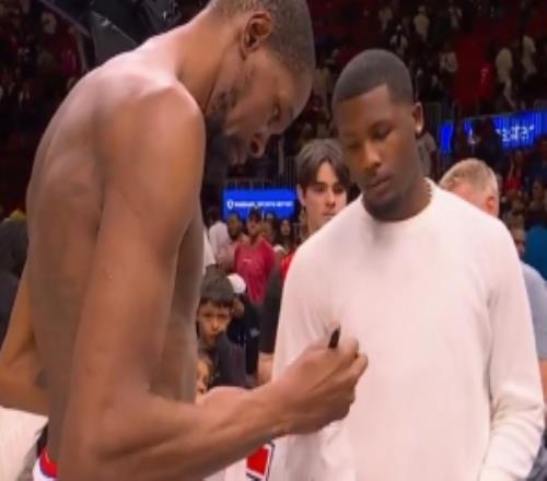 露出性感身材！杜蘭特賽后和猛虎隊外接手Higgins交換球衣