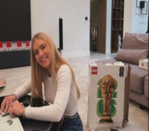 維尼修斯曬照和女友拼“大力神杯”樂高，旁邊陳列柜擺放眾多獎(jiǎng)杯