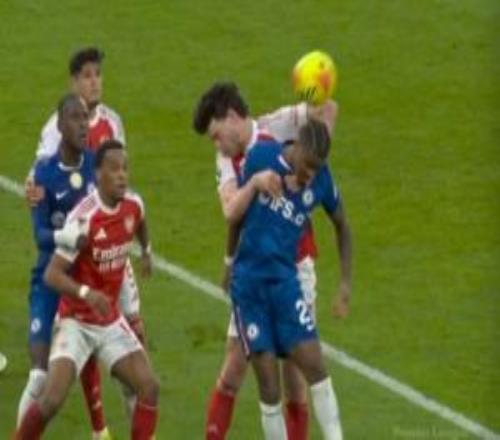 手肘擊球！英超官方解釋：賴斯與對(duì)方拼搶，其動(dòng)作不構(gòu)成手球犯規(guī)