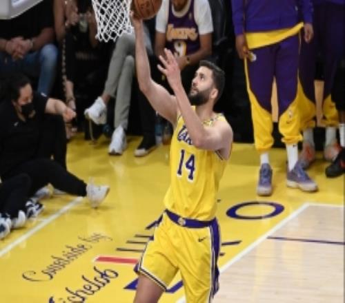 東契奇：克萊伯做了很多數(shù)據(jù)統(tǒng)計(jì)外的事情我很享受和他并肩作戰(zhàn)