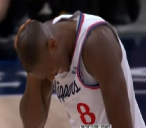 望無礙！拼搶時克里斯鄧恩被馬特科維奇打到頭部回更衣室了