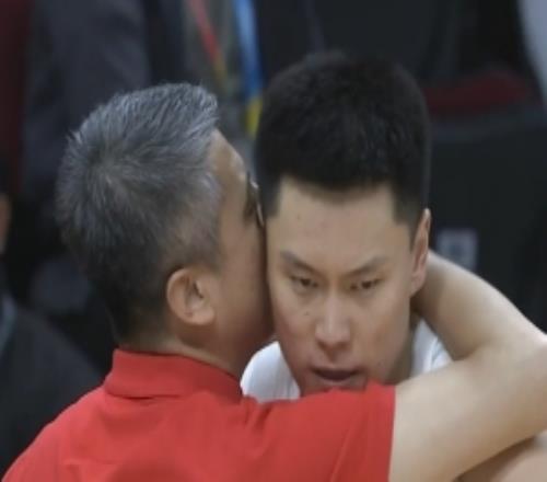 關(guān)鍵先生！李弘權(quán)最后16.8秒關(guān)鍵一防揮拳慶祝郭士強(qiáng)摟著他耳語(yǔ)