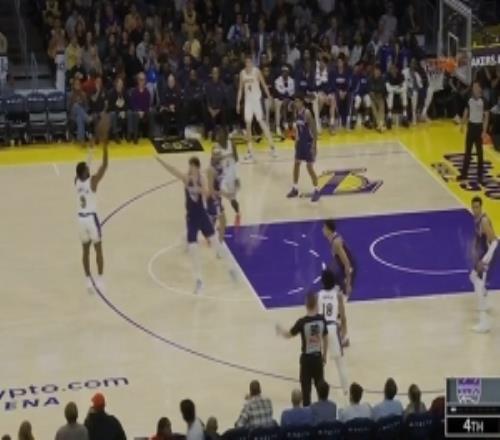 完美！布朗尼弧頂干拔三分詹姆斯場(chǎng)下興奮地手舞足蹈！