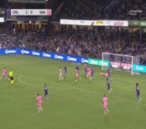 邁阿密進(jìn)攻被吹犯規(guī)，梅西與主裁判長時間交流溝通，表達(dá)不滿