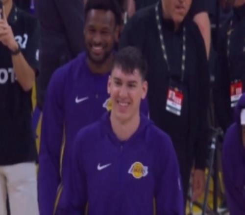 八村代替詹姆斯執(zhí)行魔性接球下蹲賽前儀式多次嘗試還是搞砸了