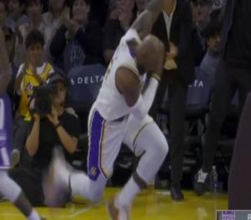 41歲了成熟點(diǎn)詹姆斯大回環(huán)合球雙手大力灌筐&落地放飛自我