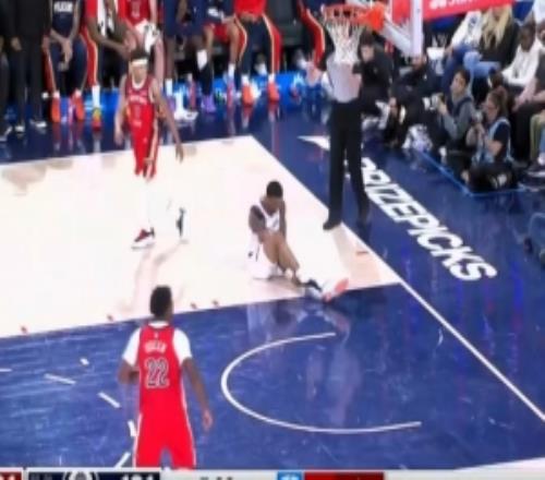 望無(wú)大礙！科林斯助攻尼德豪澤暴扣但自己手臂被撞傷痛苦倒地