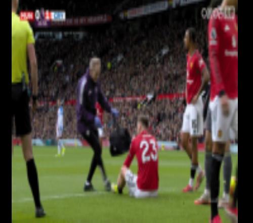 又傷了！盧克肖第22分鐘被撞傷無(wú)法堅(jiān)持，被馬茲拉維換下