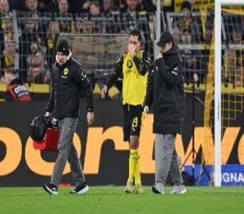 遭遇重傷！埃姆雷詹賽后長時間呆坐車內，隊友紛紛擁抱安慰