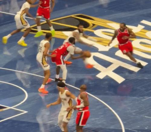 小卡壓哨中投絕殺鵜鶘