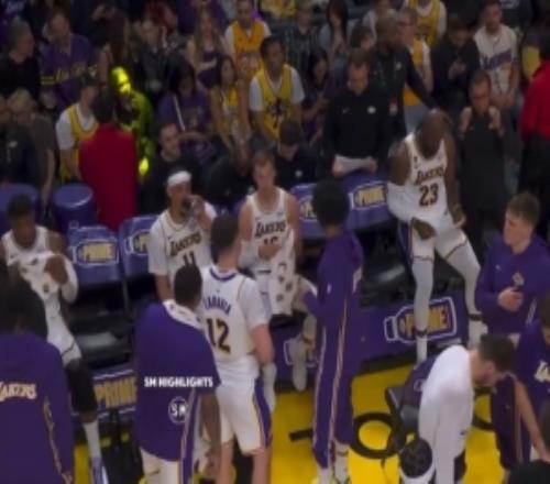 詹姆斯在替補席看數(shù)據(jù)表美媒調(diào)侃：我從來不是一個看重數(shù)據(jù)的人