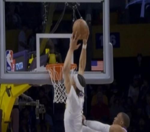 騰空而起！海斯擋拆下順接里夫斯拋傳空接暴扣2+1