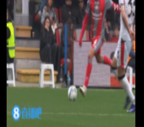 太痛了！巴爾泰薩吉遭對手傳中近距離擊中下體，倒地后非常痛苦