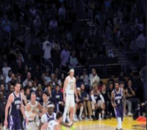 地滑之秀！東契奇滑倒起身沒空間仍然強行后仰三分老詹瘋狂慶祝