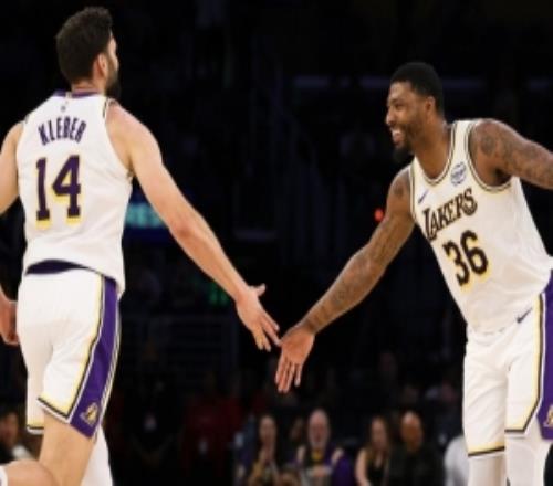 湖人官方贏球海報(bào)封面：斯瑪特&克萊伯擊掌前者貢獻(xiàn)9分3板3助5斷