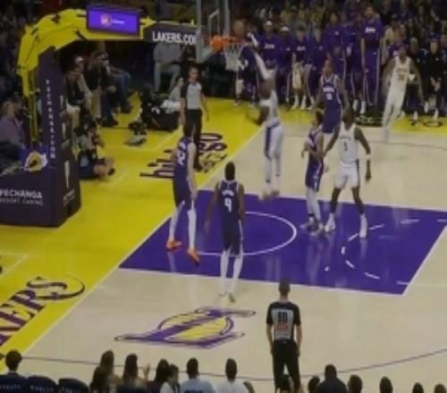 歲月不饒人！詹姆斯底線(xiàn)突破騰空高度不夠?qū)е驴埏w