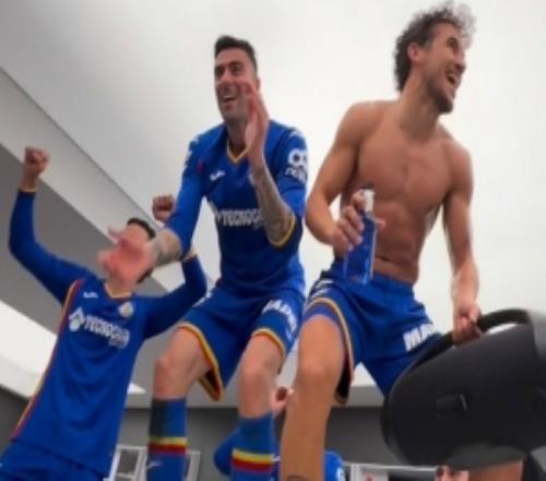 今個真高興！赫塔費球員在更衣室桌子上跳舞，慶祝擊敗皇馬