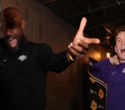 詹姆斯曬個(gè)人賽場(chǎng)照：就像一個(gè)盡情享受自己最愛(ài)的游樂(lè)場(chǎng)的孩子