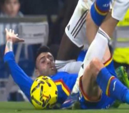 科貝評(píng)論員談呂迪格膝擊：本賽季最粗暴犯規(guī)之一，足以停賽多場(chǎng)