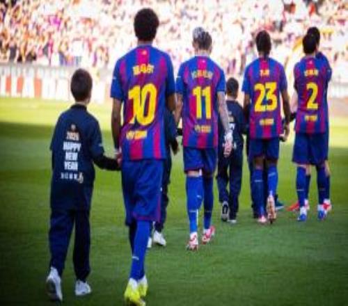 巴薩球迷沉浸在馬年的祝福中愿所有薩迷全年都充滿愛與喜悅