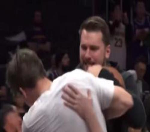 樂！東契奇熊抱襲擊里夫斯后者舞起軟棒與工作人員雙人合揍反擊