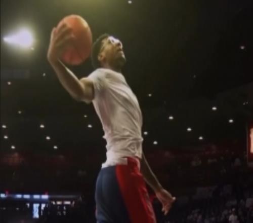 乃父之風(fēng)！詹姆斯轉(zhuǎn)發(fā)二兒子布萊斯轉(zhuǎn)體180扣籃+滑翔暴扣