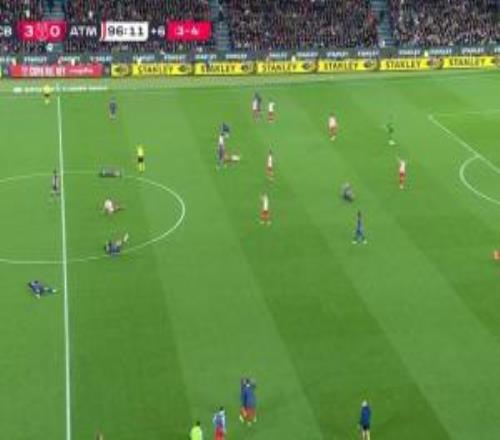 都燃盡了！哨響時刻，巴薩、馬競多名球員同時癱倒在地