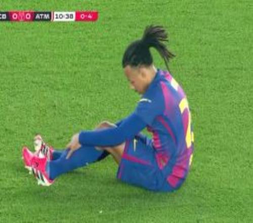 孔德11分钟无对抗主动将球踢出界外，因伤被巴尔德换下