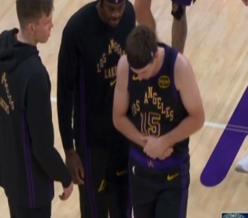 無大礙！里夫斯切球扭到手腕湖人叫停調(diào)整后繼續(xù)作戰(zhàn)