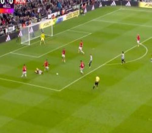 曼聯(lián)多打一人落后！B費犯規(guī)送點，戈登點射破門