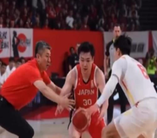 AI新作！郭士強(qiáng)搶斷富永啟生晃倒趙睿死亡隔扣但扣的是自家籃筐