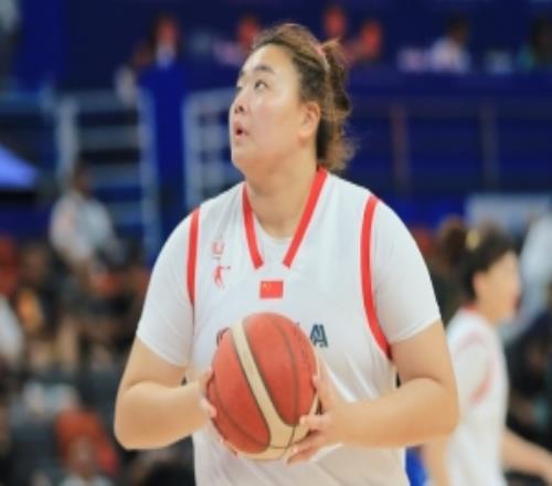 毫不怯場(chǎng)！劉禹彤成年國(guó)家隊(duì)首秀驚艷砍下12分6籃板