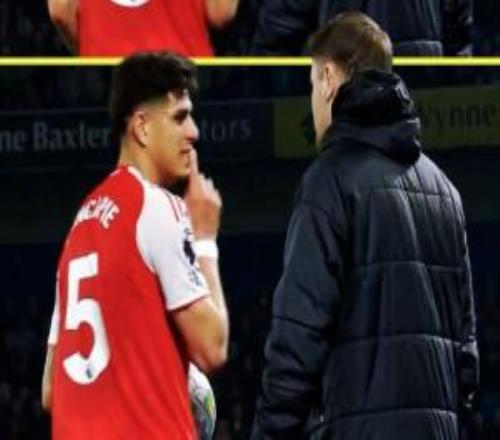 當(dāng)面回?fù)簦『諣枬衫毡执叽侔⑸{發(fā)球，因卡皮耶示意其閉嘴