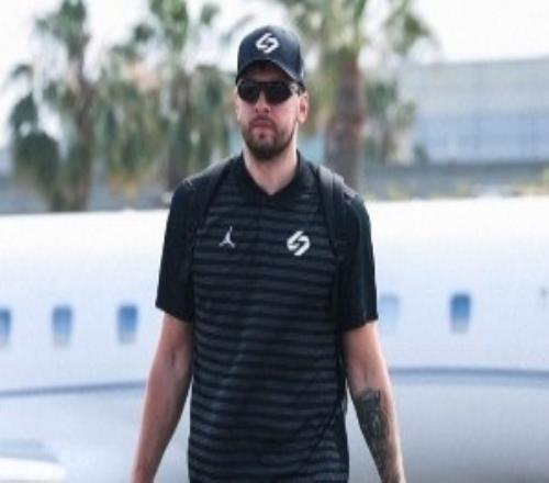 湖人官推曬客場之旅登機照：前方是高原下一站丹佛