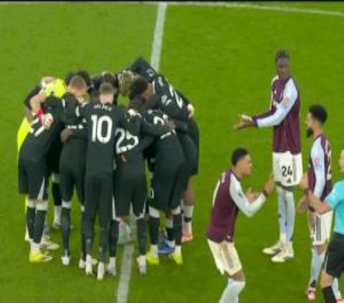 心理戰(zhàn)！切爾西球員開(kāi)球前圍在中圈引維拉不滿，奧納納貢獻(xiàn)表情包