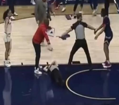 女裁判被一拳KO！NCAA女籃賽場爆發(fā)大規(guī)模沖突8人被驅(qū)逐！