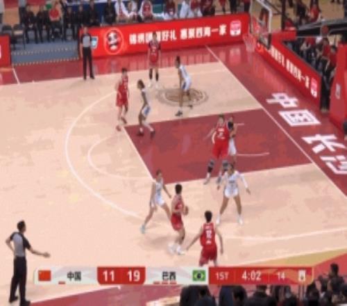 降維打擊！劉禹彤替補(bǔ)登場后內(nèi)線碾壓連拿6分率領(lǐng)女籃迫近比分