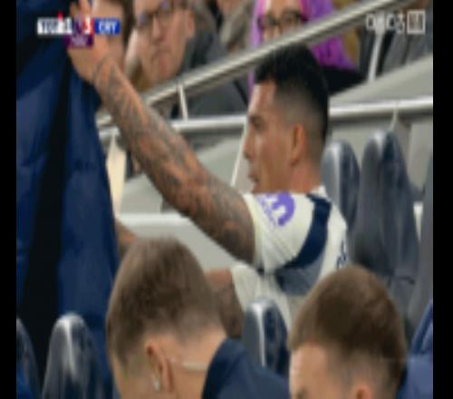 不滿！熱刺連換兩人，波羅被換下場時在替補席怒摔水瓶表情不悅