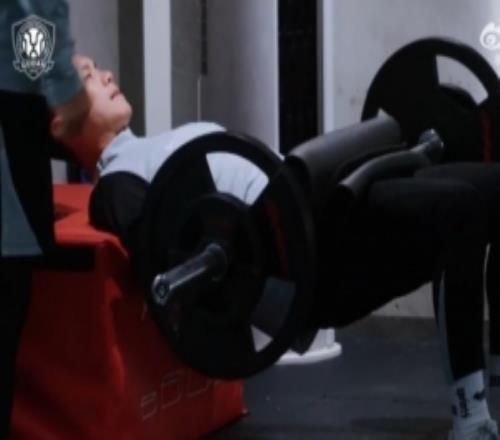 今日健身訓(xùn)練全力拼搏