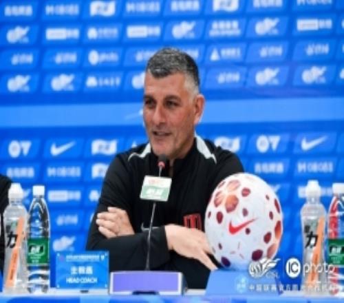 成都蓉城隊主教練約翰阿洛伊西和隊長韋世豪出席賽前新聞發布會