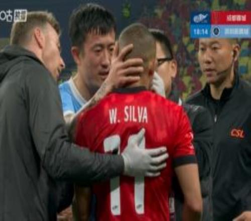 姜至鵬被直紅罰下后，主動(dòng)向出血的韋林頓表示關(guān)切和歉意