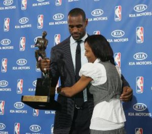 詹姆斯：母親生我時(shí)只有16歲我從小下定決心改變我和母親的命運(yùn)