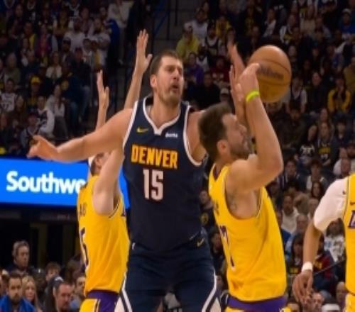 約基奇失誤被斷&反搶打到東契奇臉被吹犯規掘金挑戰失敗