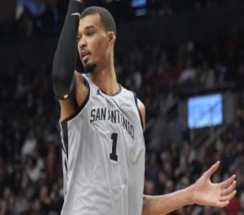 被盯上了！斯圖爾特：文班個(gè)子高&要沖擊他的胸部這是其弱點(diǎn)