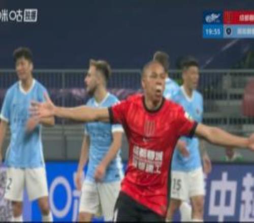 韋林頓席爾瓦面部被肘擊出血，鼻子下面貼了個(gè)創(chuàng)可貼