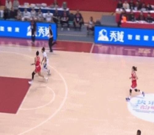 足夠強硬！唐子婷單防對手快攻精準預(yù)判大帽直接扇飛