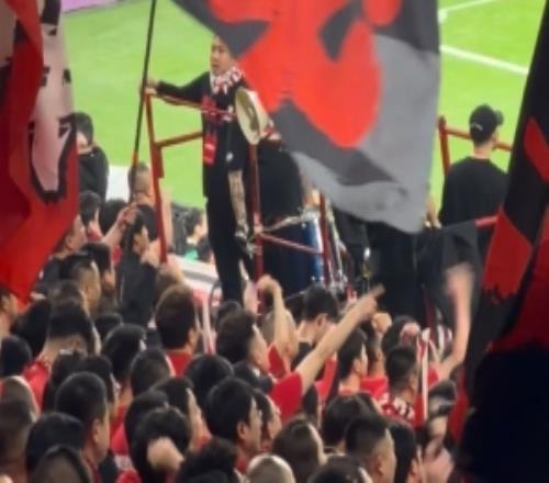 新援韋林頓席爾瓦破門后，蓉城球迷在看臺(tái)高喊“姆巴佩”