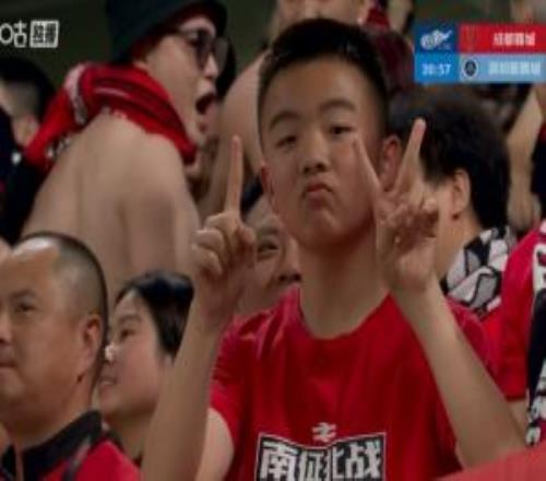 蓉城九分鐘兩球反超比分！鏡頭捕捉到看臺(tái)小球迷比21手勢(shì)